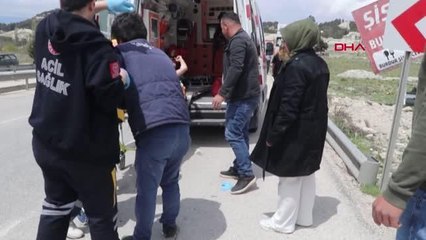 OTOMOBİL REKLAM PANOSUNA ÇARPTI; 1'İ BEBEK 4 KİŞİ YARALANDI