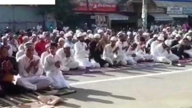 योगी के आदेश का नहीं हुआ पालन, सड़क पर पढ़ी गई ईद की नमाज हिंदू संगठन ने किया विरोध