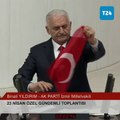 Meclis'te Türk bayrağı açan Binali Yıldırım İstiklal Marşı'nı kağıda bakarak okudu
