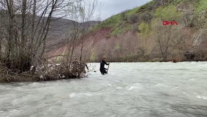 MUNZUR ÇAYI'NA UÇAN OTOMOBİLDEKİ 3 KİŞİYİ ARAMA ÇALIŞMALARINDA 3'ÜNCÜ GÜN