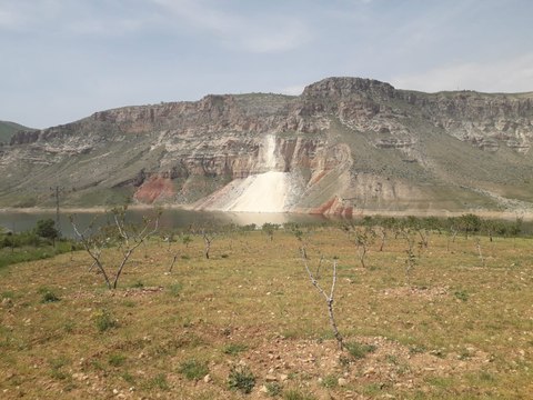 Heyelan'da kaya parçaları Botan Çayı'na düştü