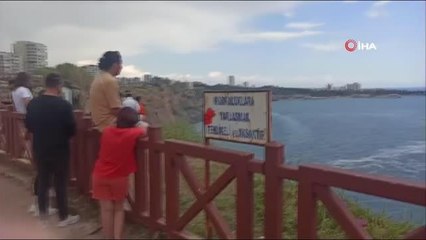 Manzarada fotoğraf çektirmek için canlarını hiçe sayıp çitlerden atladılar