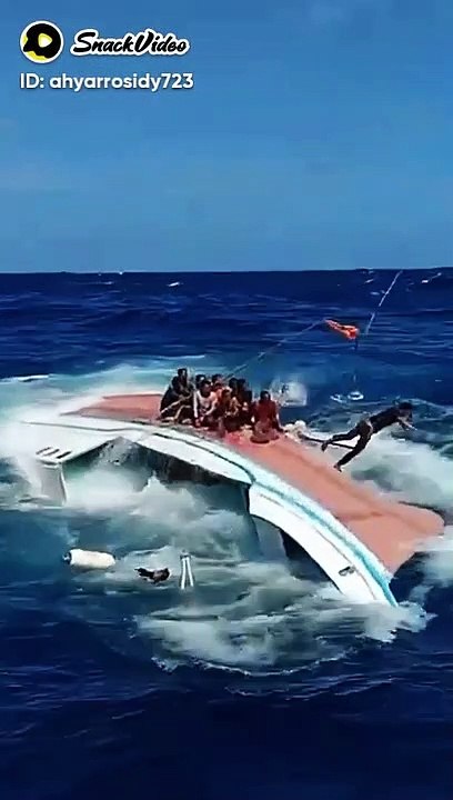 Detik detik kapal tenggelam semua penumpang koc...