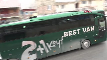 HAKKARİ'DEN 5 İLE OTOBÜS SEFERLERİ BAŞLADI; HALAYLARLA KARŞILADILAR