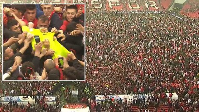 Samsun şampiyon oldu, taraftar sahaya akın etti! İzdihamın içinde kalan kaleci hayatının şokunu yaşadı
