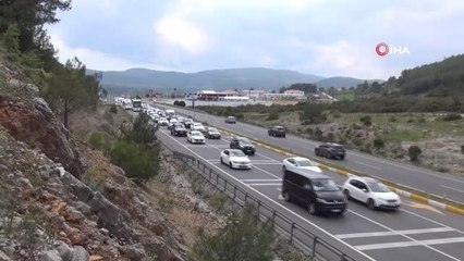 Muğla'da kilometrelerce tatilci kuyruğu