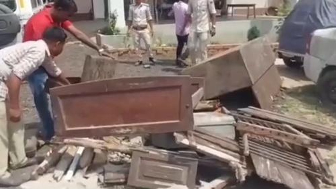 मधुबनी: भोजपुरी फ़िल्म स्टार खेसारी लाल के नाम पर ठगी, मामले में की गई कुर्की कार्रवाई
