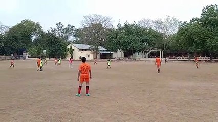 प्रशिक्षण शिविर में फुटबॉल की बारीकियां सीख रहे खिलाड़ी