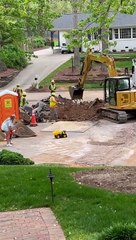 El bonito gesto de un obrero con un niño: llenó con su pala el remolque del juguete