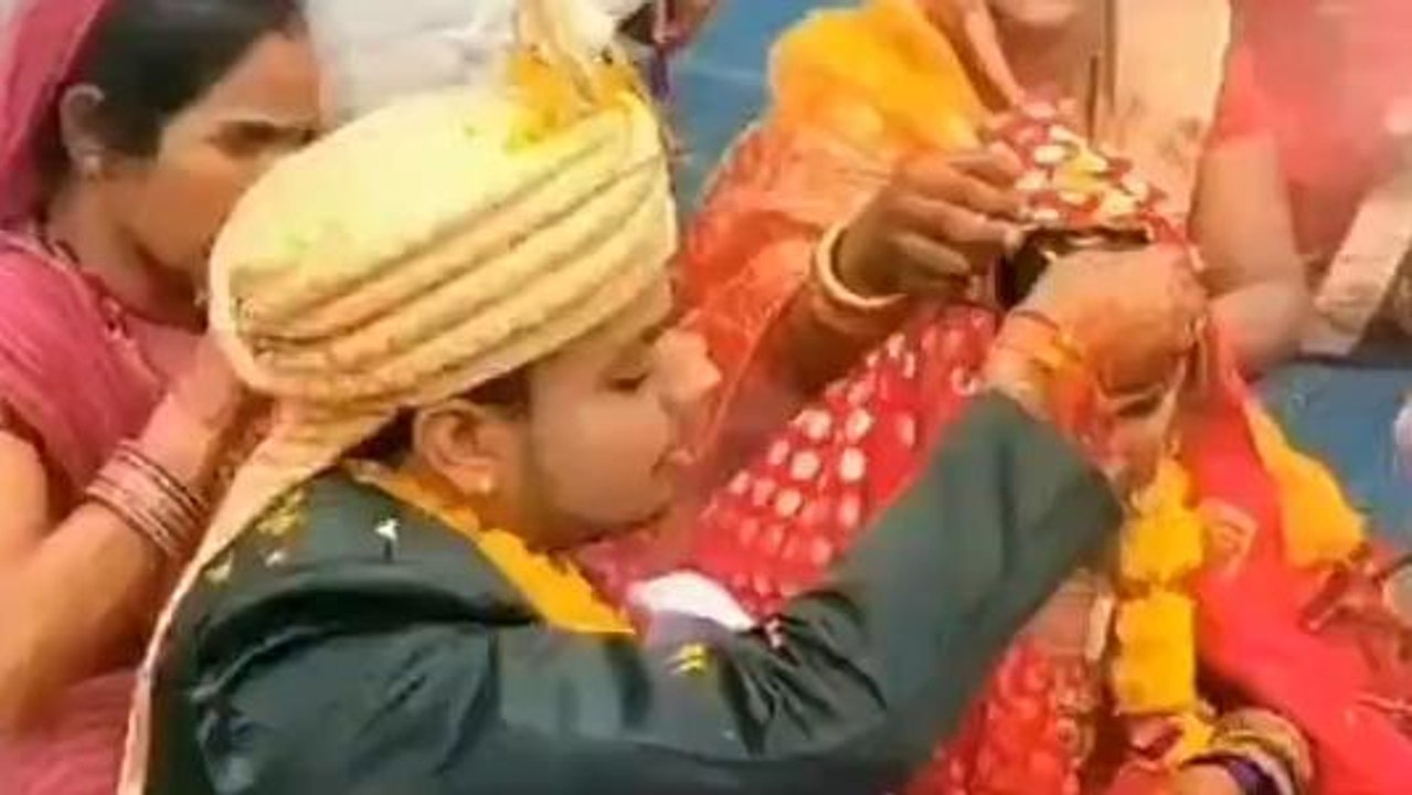 इंदौर: सामूहिक विवाह समारोह में दिखा अनोखा नजारा, नव दंपति को दिलाई स्वच्छता की शपथ