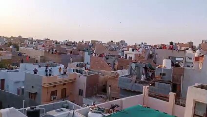 पतंगों से अटा शहर का आकाश, सड़कें सूनी