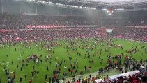 Samsunspor şampiyon oldu, taraftar kutlama için sahaya indi