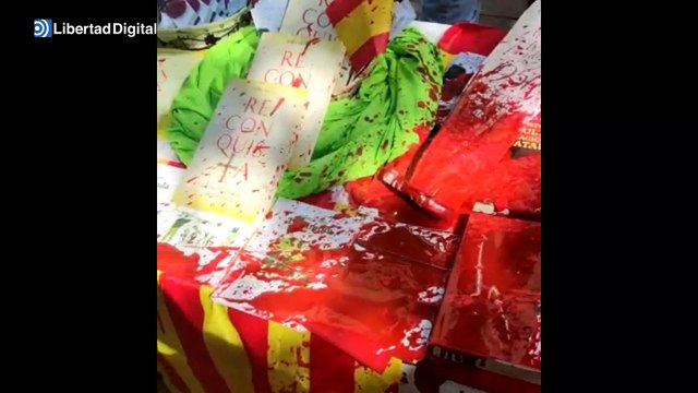 Los separatistas atacan varias carpas de Vox durante la celebración de Sant Jordi