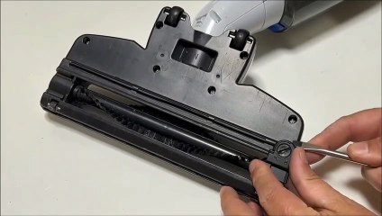 How to Replace the Rolling Brush in a Home and Co Cordless Stick Vacuum Cleaner