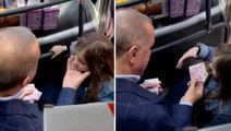 Cumhurbaşkanı Erdoğan'ın bayram harçlığı verdiği küçük kızın sözleri gündem oldu: Onlar seccadeye basıyorlar