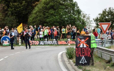 Mur de parpaings et manifestation silencieuse : des milliers de personnes ont marché contre l'A69