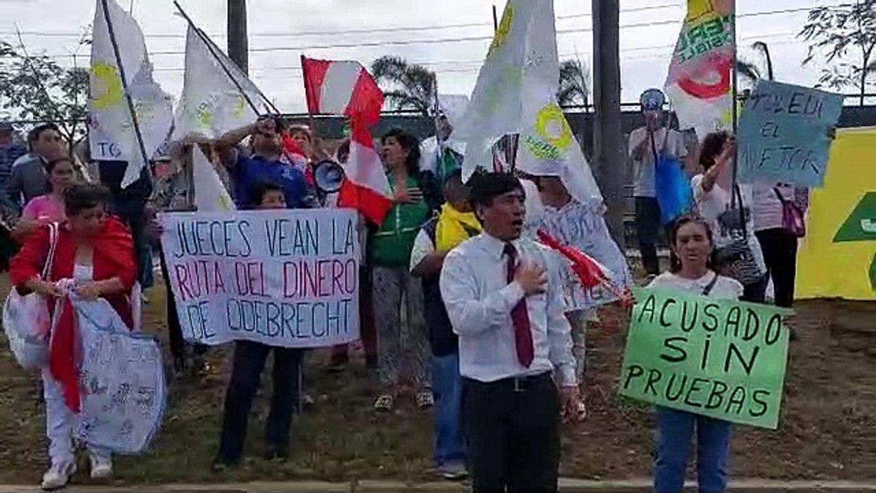 Simpatizantes de Alejandro Toledo cantan Himno Nacional para pedir liberación de expresidente.