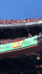 Quitan una bandera española con el escudo del Atlético en el Camp Nou