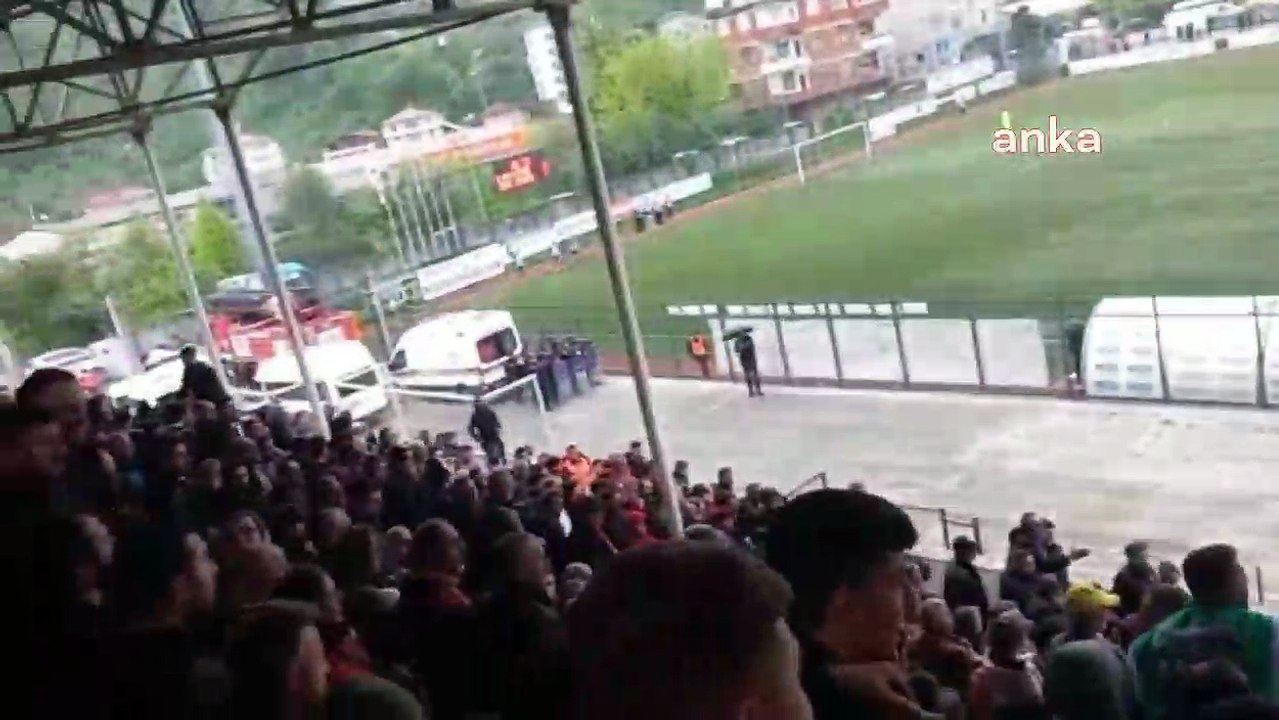 Hopaspor taraftarı, AKP Artvin Milletvekili adayı Faruk Çelik'i protesto etti