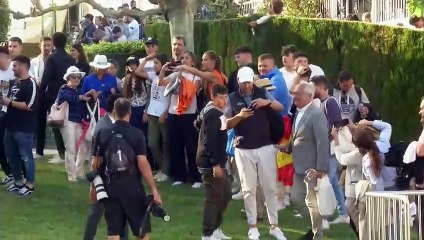Video: Con chapuzón, así celebra Carlos Alcaraz  su segundo trofeo Conde de Godó