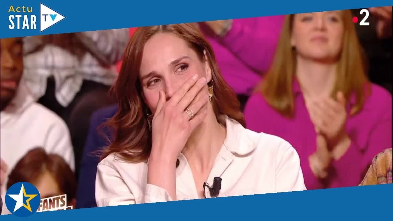 "On me dit touche, moi je touche" : Camille Lou très gênée par sa première télé avec Matt Pokora