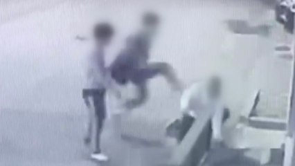 [뉴스라이더] "왜 쳐다봐" 행인 무차별 폭행한 만취 10대 / YTN