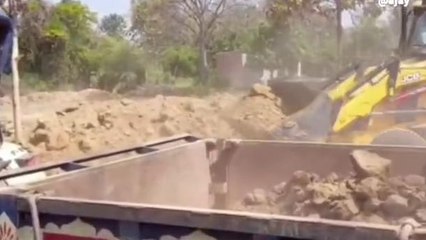 పెద్దపల్లి: సరికొత్త మట్టి దందా.. ప్రభుత్వ భూములు, గుట్టలను వదలడం లేదు