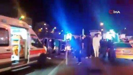 Akaryakıt istasyonuna girmek için yavaşlayan tıra hafif ticari araç çarptı: 2’si ağır 4 yaralı