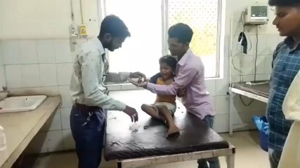 बदायूं:चारा मशीन की चपेट में आकर बच्ची के हाथ की उंगलियां कटी