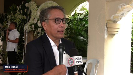 Video herunterladen: Mar Roxas pays his respects to the late Albert del Rosario