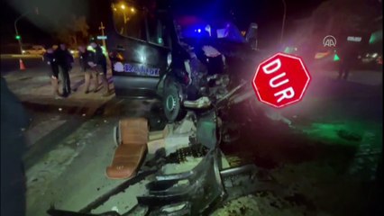 Minibüs ile otomobilin çarpıştığı kazada 20 kişi yaralandı