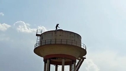 Video : युवक ने डेढ़ घंटे तक पेयजल टंकी पर मचाया उत्पात