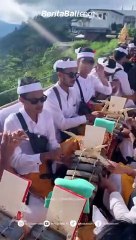 Semeton Bayad, Tegallalang Ngiring ida ratu mas Sakti pejenengan lan Ratu Lingsir Raka Rai. Mejauman ring pura Puncak Penulisan lan Pura Batur.