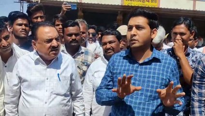 सडक़ निर्माण नहीं होने पर विधायक ने लगाया जाम