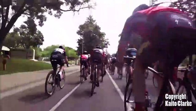 Ce cycliste se prend un drone en pleine course... douloureux