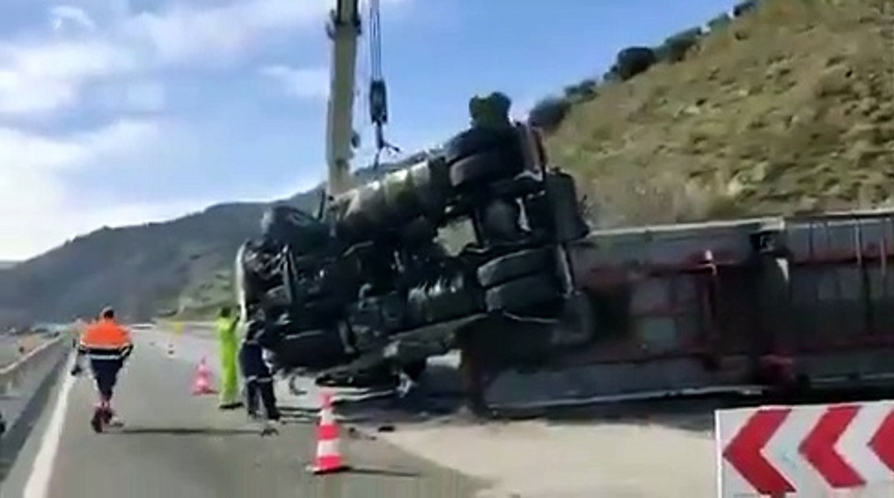 Une grue tente de redresser un camion accidenté... Trop lourd