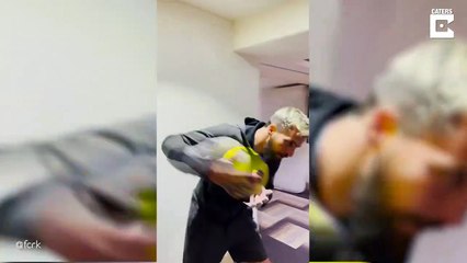Une équipe de Football fait un parcours de domino géant