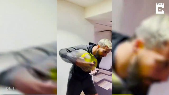 Une équipe de Football fait un parcours de domino géant