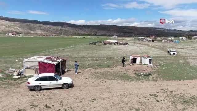 Sivaslı kuş yetiştiricileri vazgeçemedikleri Sivas kuşu için her gün şehrin dışında bulunan alana giderek kuşlarıyla ilgileniyorlar