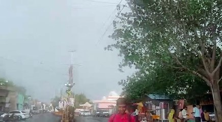 आंधी से गिरी पेड़ों की टहनियां, गरज - चमक के साथ हुई बारिश