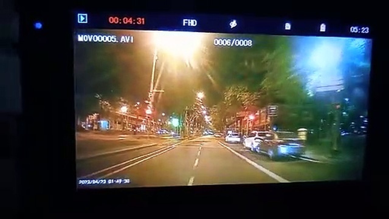 Un taxista graba como un grupo de jovenes intenta pincharle las ruedas