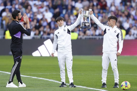 “Hay movimientos sorprendentes con Arbeloa que no se hicieron en su día con Guti o Raúl”