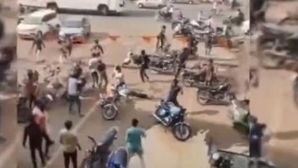 Video: मामूली बात पर हुआ खूनी संग्राम, लाठी-डंडों से फोड़े एक दूसरे के सर