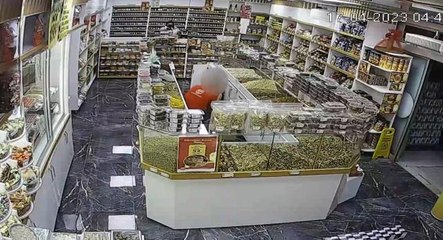 Oyuncak tabanca ile korkuttuğu kasiyerden binlerce lira çalan zanlı iş yerinin çalışanı çıktı