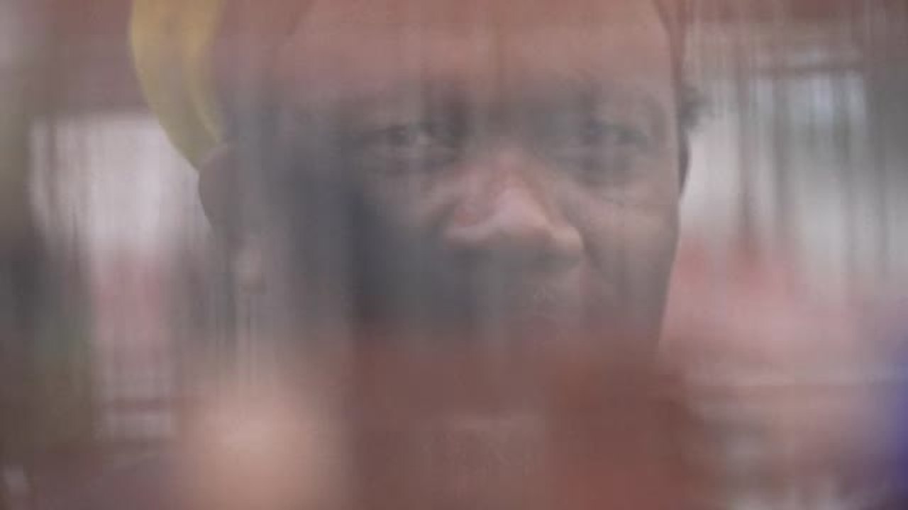 Devotos de los pájaros celebran competiciones de trinos en las calles de Guyana