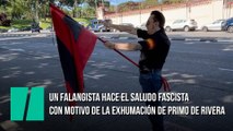 Un falangista hace el saludo fascista con motivo de la exhumación de Primo de Rivera