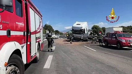 Tangenziale di Catania, vigili del fuoco al lavoro per liberare la sede stradale