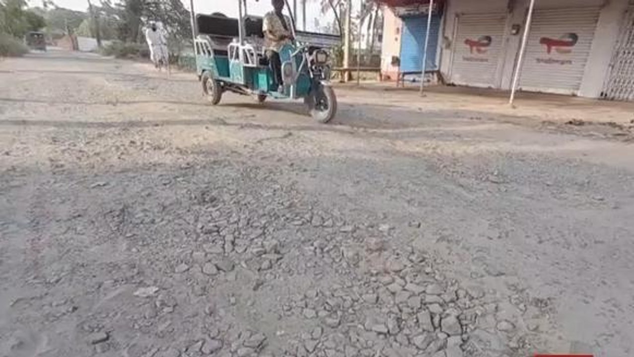 পূর্ব বর্ধমান: বেহাল রাস্তা দিয়েই নিত্য যাতায়াত! ভোটের আগে কি হাল ফিরবে?