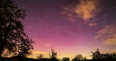 Les sublimes images des aurores boréales qui ont illuminé le ciel français dans la nuit de dimanche à lundi