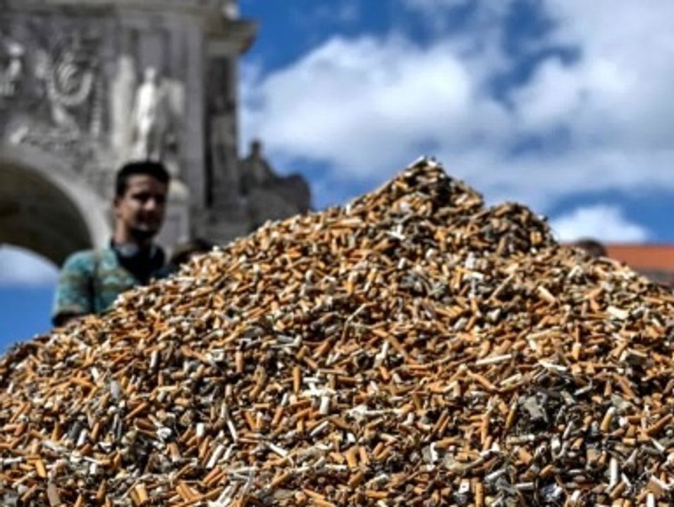 Aktivisten häufen in Lissabon 650.000 Zigarettenstummel auf